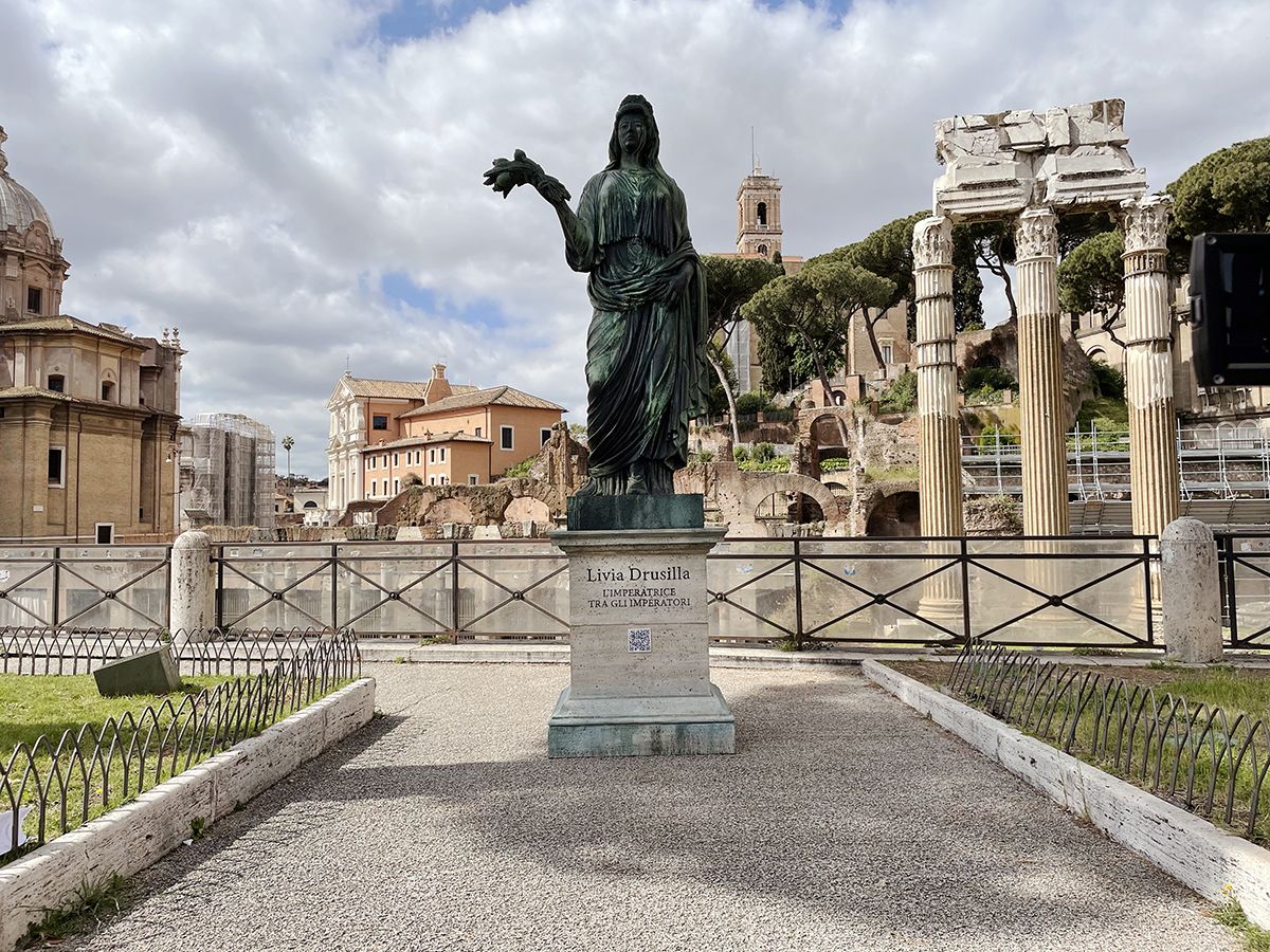 la statua di livia drusilla ai fori imperiali a roma per il lancio di domina