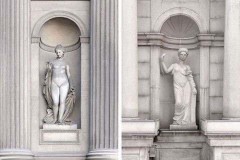 Griekse beelden sieren het exterieur op van gebouwen in Parijs links en Tianducheng rechts