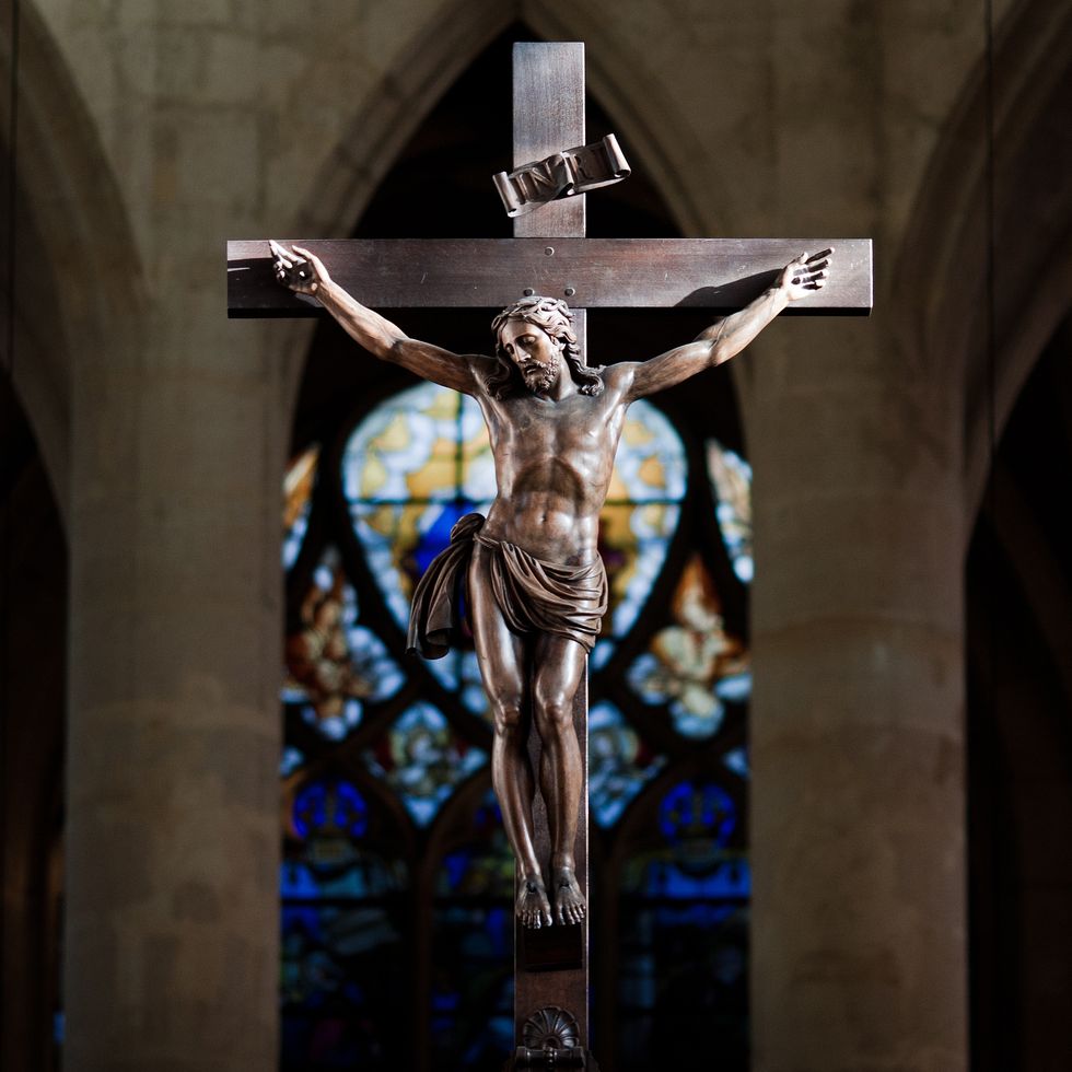 statue of jesus christ on cross
