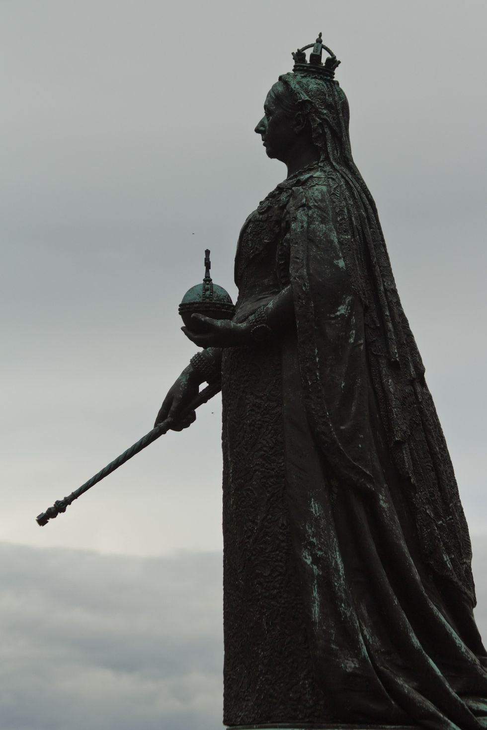 statue of queen victoria against sky