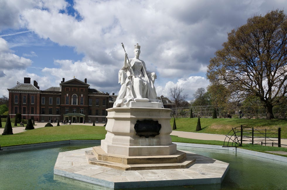 statue of queen victoria outside kensington palace