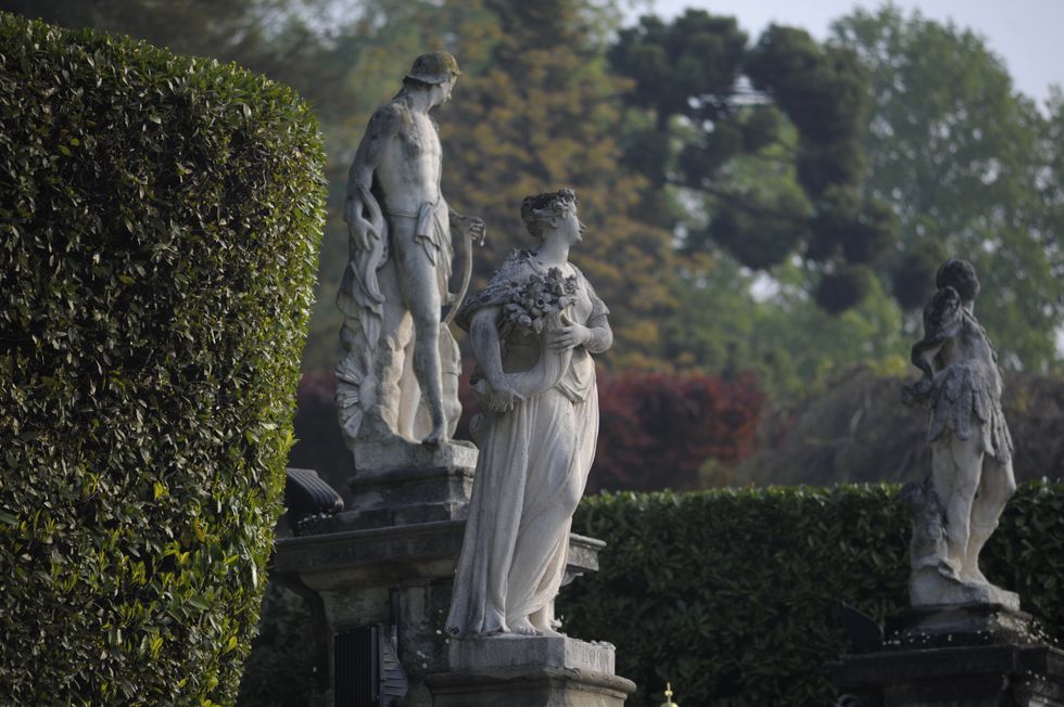 statues adorning the garden of villa carlotta