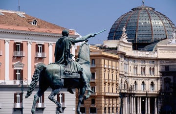 statues in piazza del plebiscito pointing to galleria umberto i