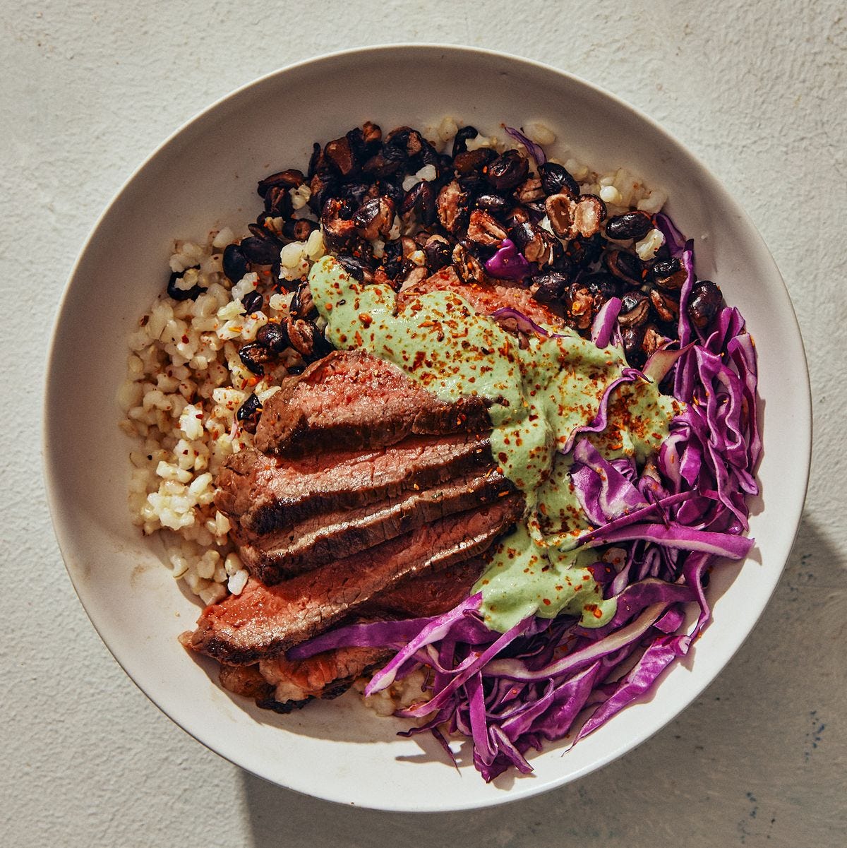 burrito de carne en poke bowl con ensalada