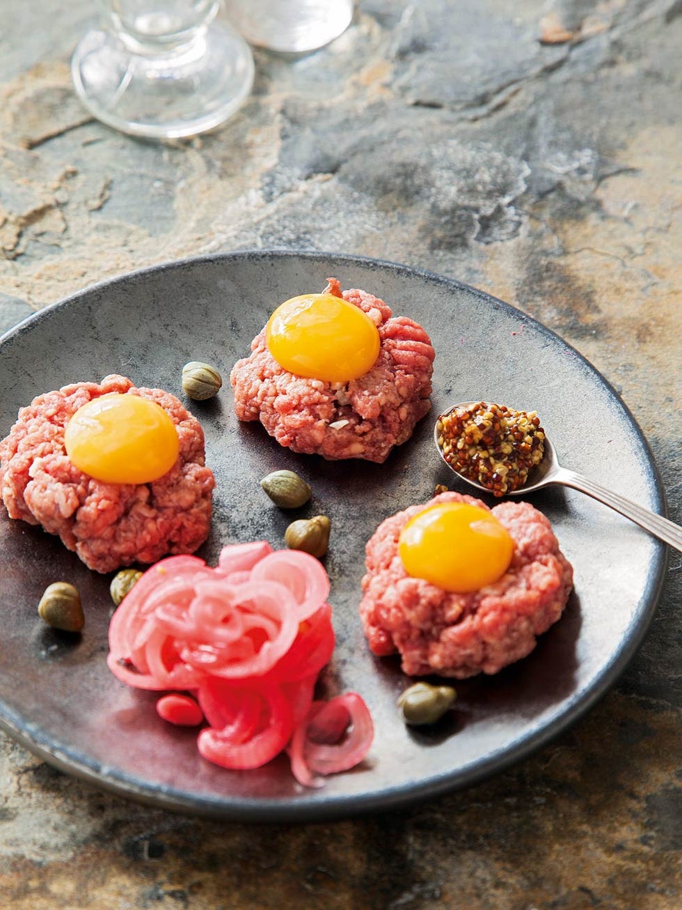 steak tartar con huevo de codorniz