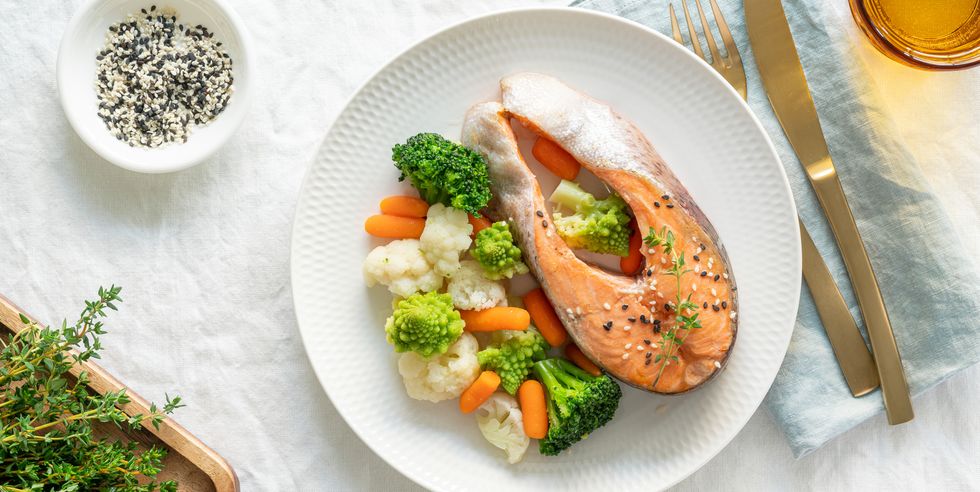 steam salmon and vegetables, top view paleo, keto, fodmap, dash diet mediterranean diet