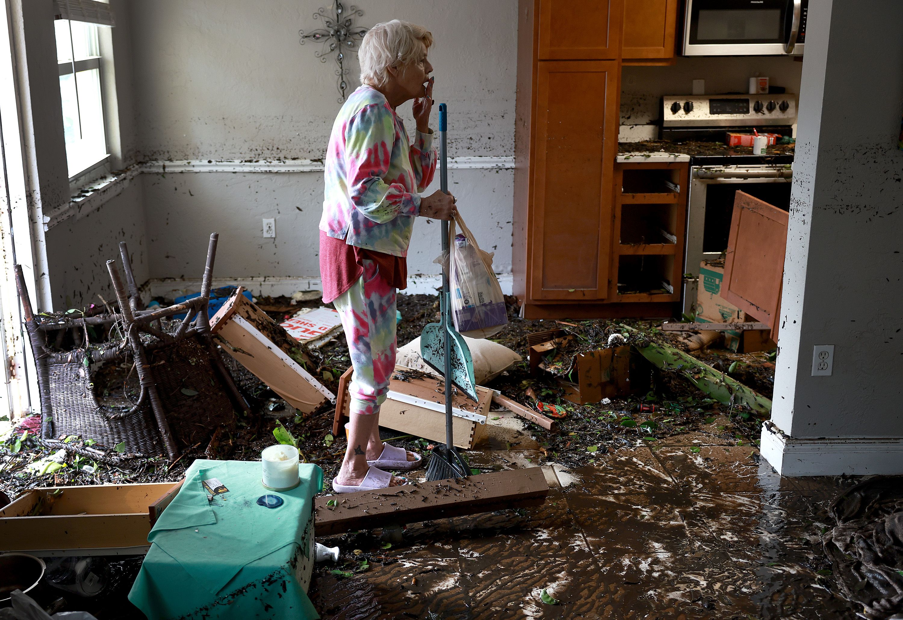 What To Do When Carpet Is Flooded Www Cintronbeveragegroup Com   Stedi Scuderi Looks Over Her Apartment After Flood Water News Photo 1664897285 