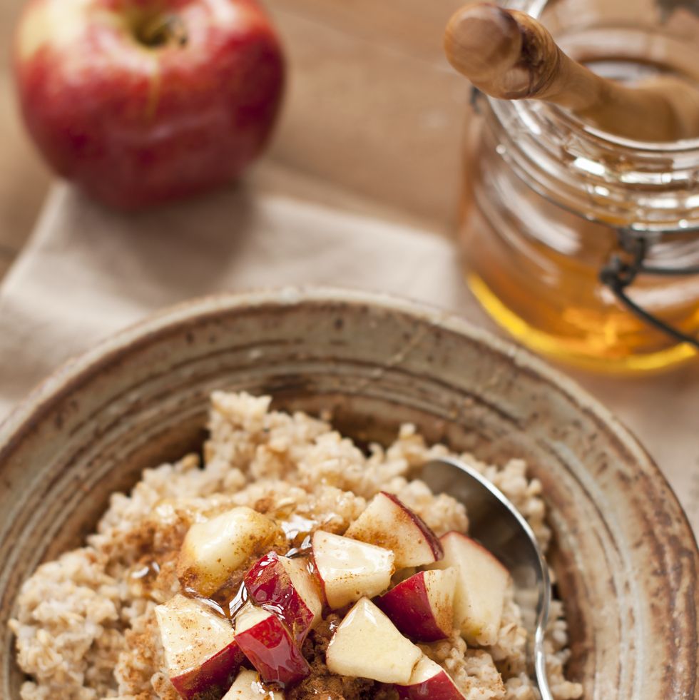 https://hips.hearstapps.com/hmg-prod/images/steel-cut-oatmeal-with-apple-honey-and-cinnamon-royalty-free-image-183808169-1548958745.jpg?crop=1.00xw:0.665xh;0,0.301xh&resize=980:*