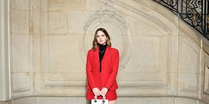 stella del carmen banderas demostró su estilo en el desfile de dior de la fashion week de parís con un conjunto de chaqueta y minifalda rojo