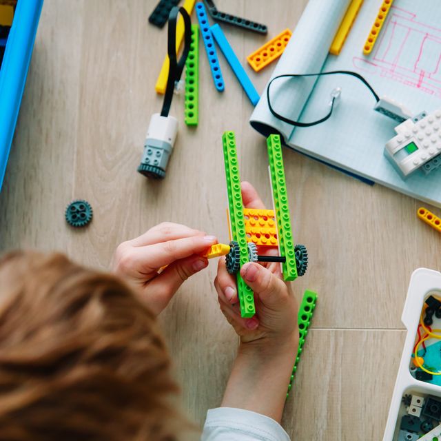 Best STEM Toys Picked By Engineers: Top Kids Gifts 2024