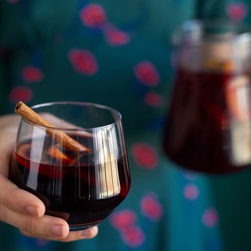 mulled wine in stemless wine glass
