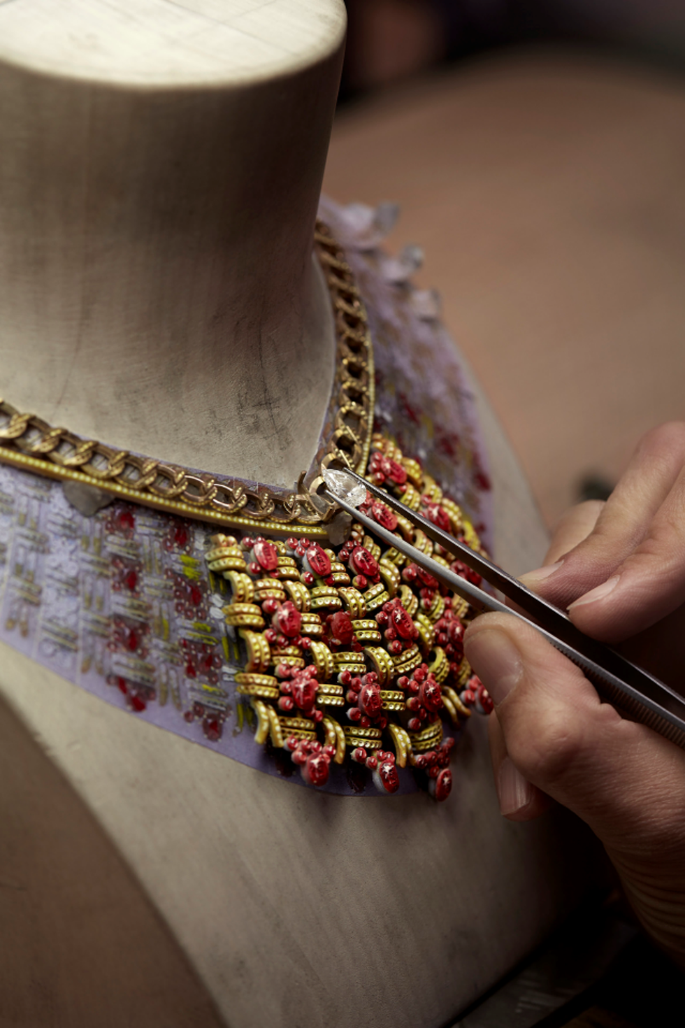 《tweed de chanel》頂級珠寶系列今年高達60多件的全新作品，自信到不需要展示任何布料，這些珠寶就足以 成為斜紋軟呢本身