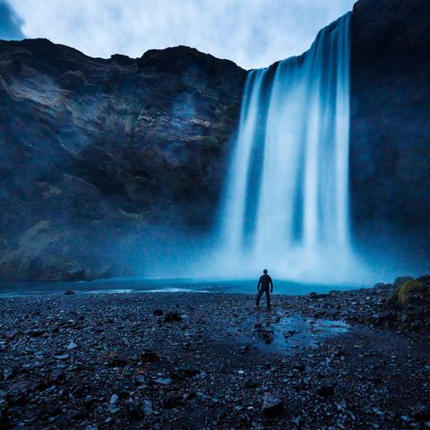 IJsland heeft grotere en krachtigere watervallen maar ik heb altijd gevonden dat Skogafoss de mooiste is zegt National Geographic fotograaf Stephen Alvarez Het is een van de meest bezochte watervallen Maar afgelopen lente laat in de nacht lukte het me om een zeldzaam moment alleen te vinden nadat de menigte was vertrokken