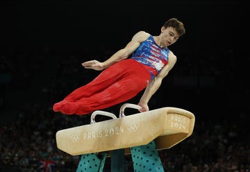 stephen nedoroscik gripping the pommel hourse with one hand during his olympic routine