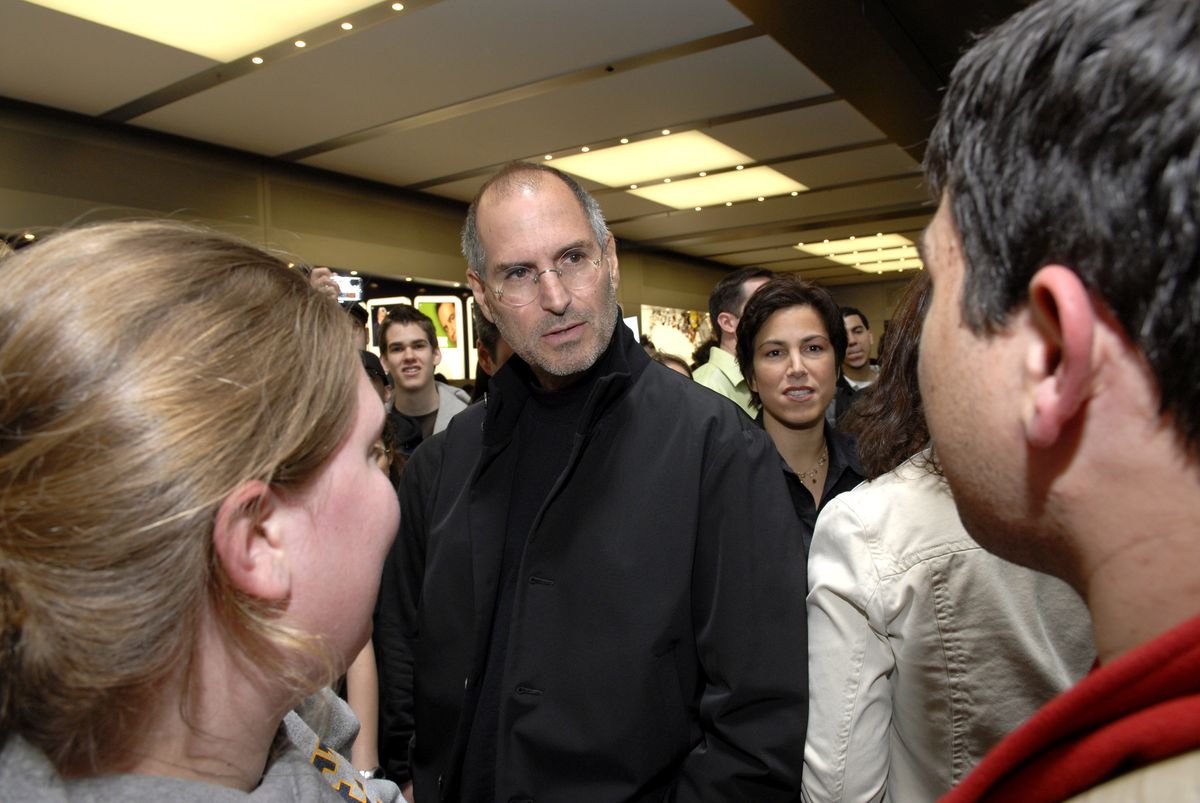 Apple Opens Flagship Store In Manhattan - May 19, 2006