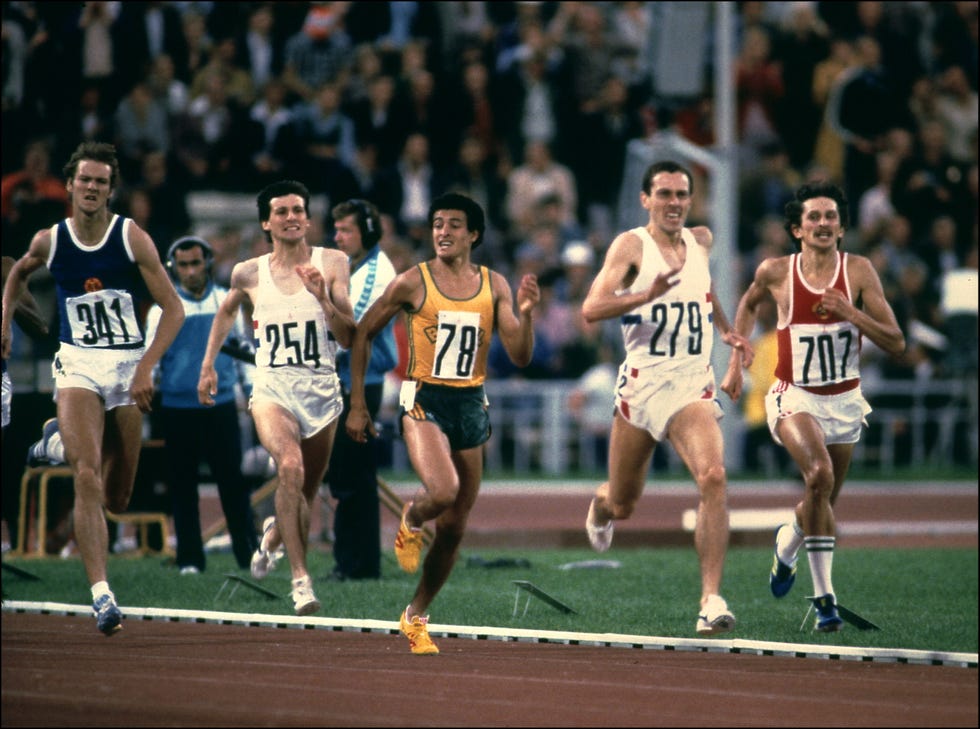 ﻿steve ovett corre destacado a por su triunfo olímpico en los 800m mientras sebastian coe remonta por detrás para atrapar la plata