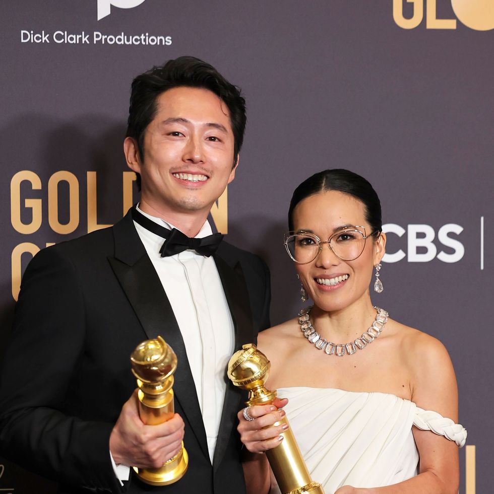 Steven Yeun und Ali Wong überreichen den Golden Globe Award für die beste Leistung in einer TV-Show über Rindfleisch