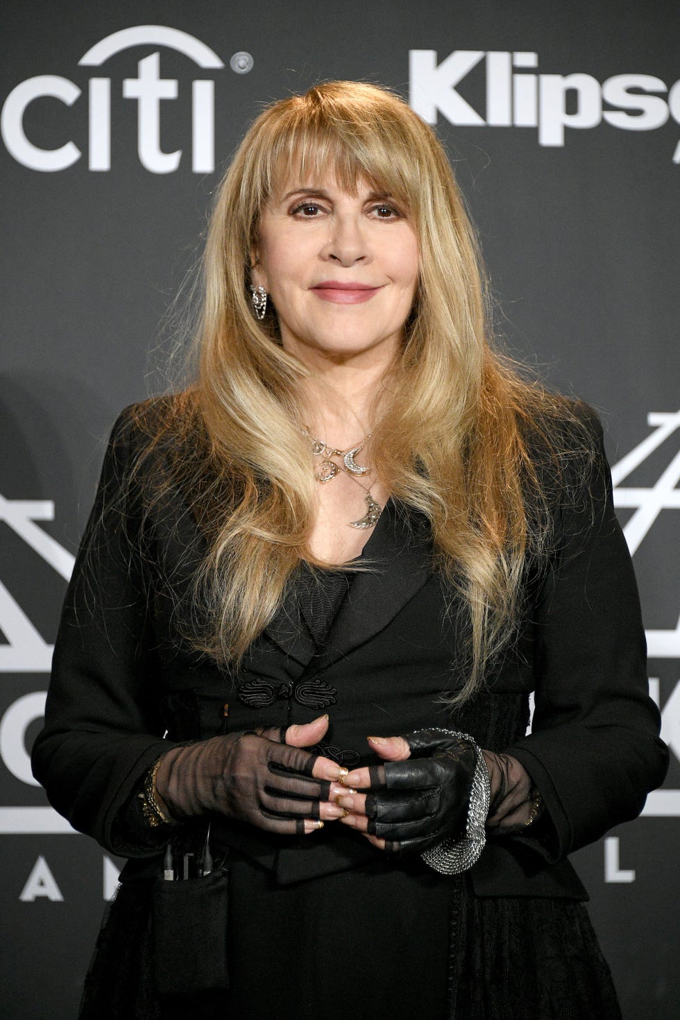 Stevie Nicks appears on the red carpet