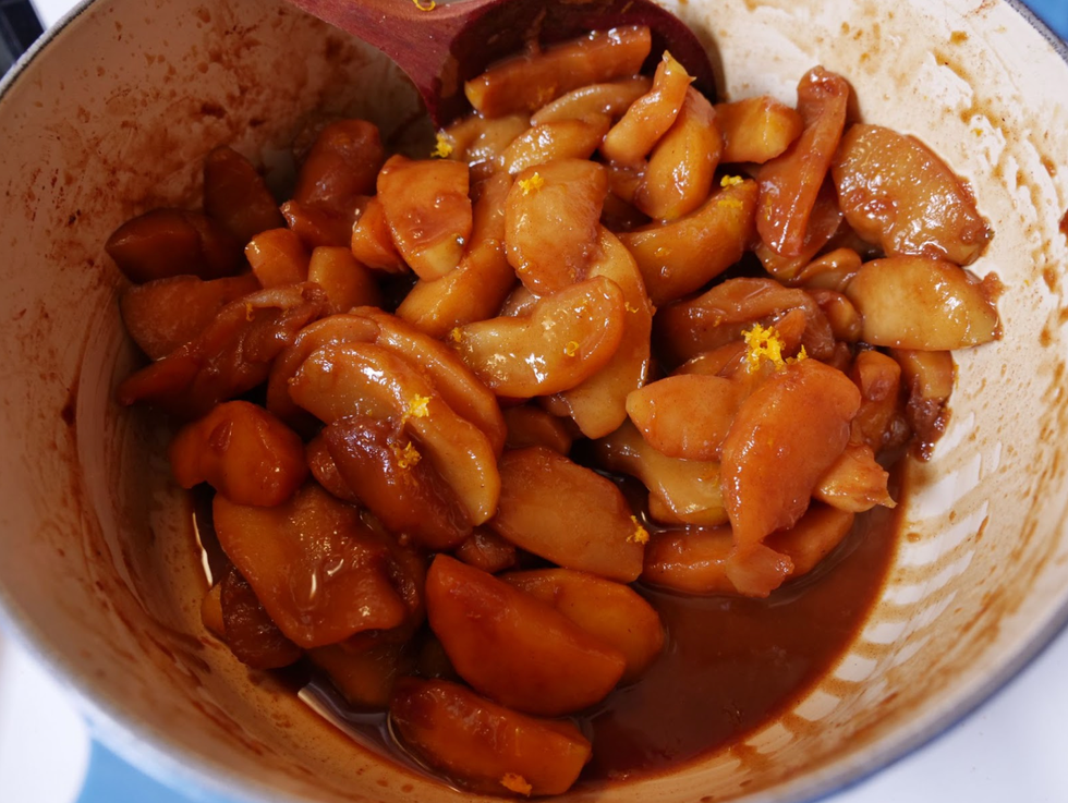 stewed apples in caramel sauce