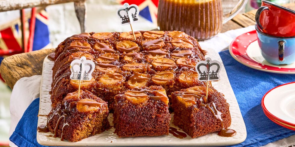 sticky banoffee traybake cake