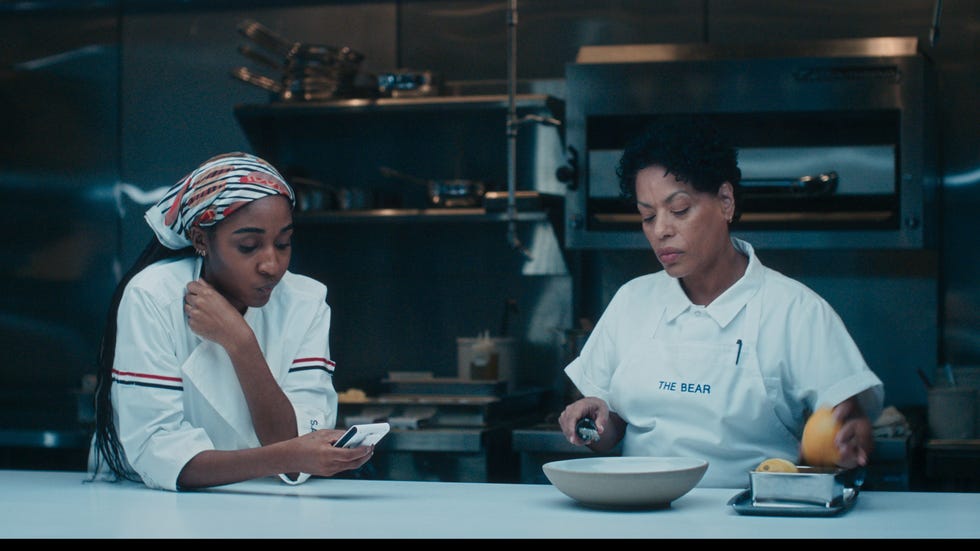 Im Bild: The Bear Staffel 4: (v.l.n.r.) Ayo Edebiri als Sydney Adamu, Liza Colon Zayas als Tina. cr: fx