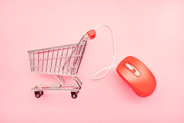 un ratón de ordenador junto a un carrito de la compra