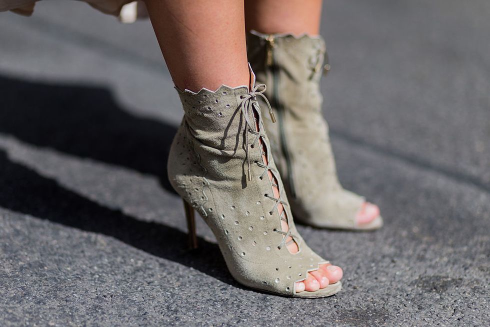 se lo stivale texano è anche traforato hai la scarpa donna adatta all'estate 2021, la moda estiva degli stivali donna punta al laser cut per stivali leggeri alti o bassi