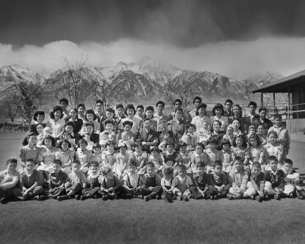 Wezen in het kinderdorp binnen het Manzanar War Relocation Center het enige van zijn soort in de VS Rond honderd kinderen die in de VS waren geboren  varirend van pasgeboren babys tot 18jarigen  woonden in drie barakken die in een voormalige perenboomgaard stonden
