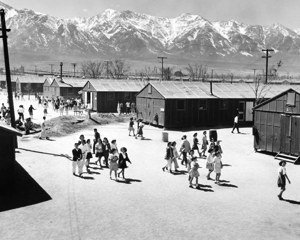 Een schoolplein bij de barakken van het Manzanar War Relocation Center een interneringskamp in Inyo County Californi Fotograaf Toyo Miyatake zelf gevangene in Manzanar smokkelde een fototoestel het kamp binnen en legde er aanvankelijk in het geheim het dagelijkse leven vast
