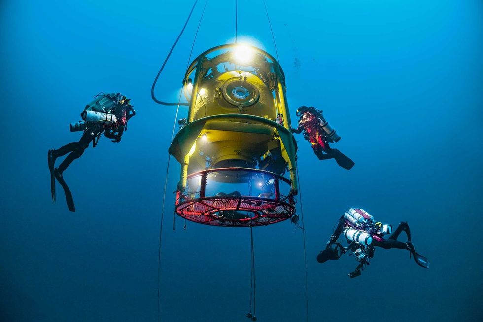 Met behulp van flessen ademlucht ademautomaten een duikklok en een drukcabine slaagden fotograaf Laurent Ballesta en zijn team erin gedurende 28 dagen op grote diepte in de Middellandse Zee te werken