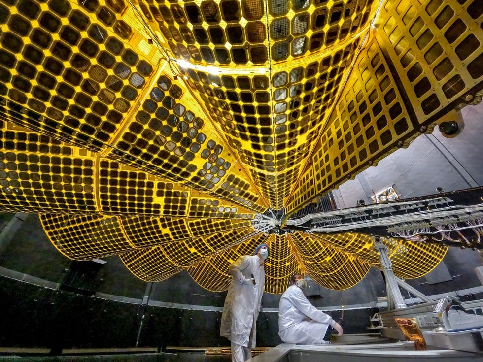 remapping-solar-system-Lucy-spacecraft In een Lockheed Martinfaciliteit in Colorado ontvouwt een zonnepaneel van ruimtesonde Lucy van de NASA zich om te worden getest Lucy heeft twee van deze zonnepanelen nodig om stroom op te wekken tijdens de twaalf jaar durende missie om de Trojaanse asteroden van Jupiter te onderzoeken De ruimtesonde wordt in oktober gelanceerd Deze eeuwenoude ruimterotsen die in dezelfde baan rond de zon vliegen als de reuzenplaneet kunnen mogelijk aanwijzingen geven over de oorspronkelijke indeling van het zonnestelsel Uit De kleine wonderen die geheimen van het zonnestelsel ontsluieren september 2021