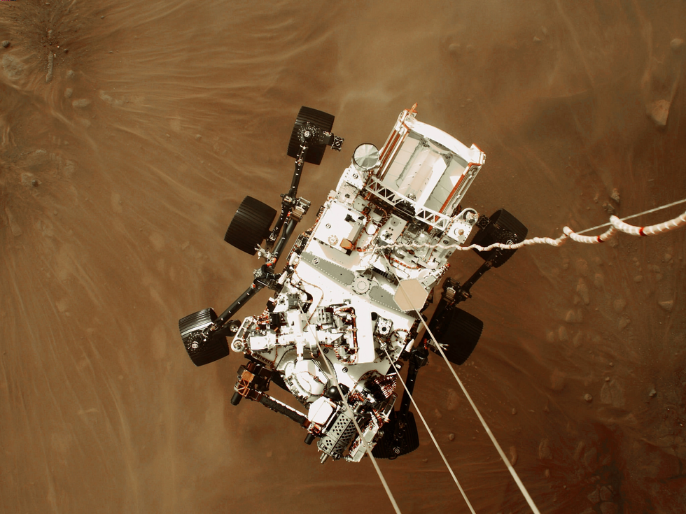https://i.natgeofe.com/n/d78a5dd5-36ca-4948-9b7e-62a9ca24da47/STOCK_PIA24428.png Op 18 februari landde de Perseverance in de Jezerokrater op Mars Met een door een raket aangedreven skycrane werd de rover van de NASA op zijn plaats gezet Een van de hoofddoelen van Perseverance is het opslaan van monsters van Martiaans gesteente en stof voor een eventuele terugkeer naar de aarde Als er ooit microben op Mars hebben bestaan bevatten de monsters van Perseverance misschien kleine fossielen daarvan