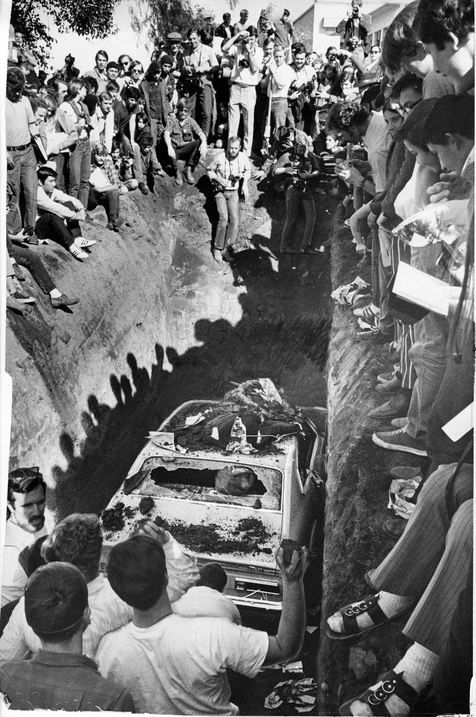 Voorafgaand aan de eerste Dag van de Aarde kochten studenten van het San Jose State College in februari 1970 een nieuwe Ford Maverick duwden de auto over de campus en begroevenhem in een diepe kuil Het protest tegen de smog was onderdeel van een Survival Faire die een week duurde en zou leiden tot de instelling van een van de eerste vakgroepen milieukunde aan een Amerikaanse universiteit