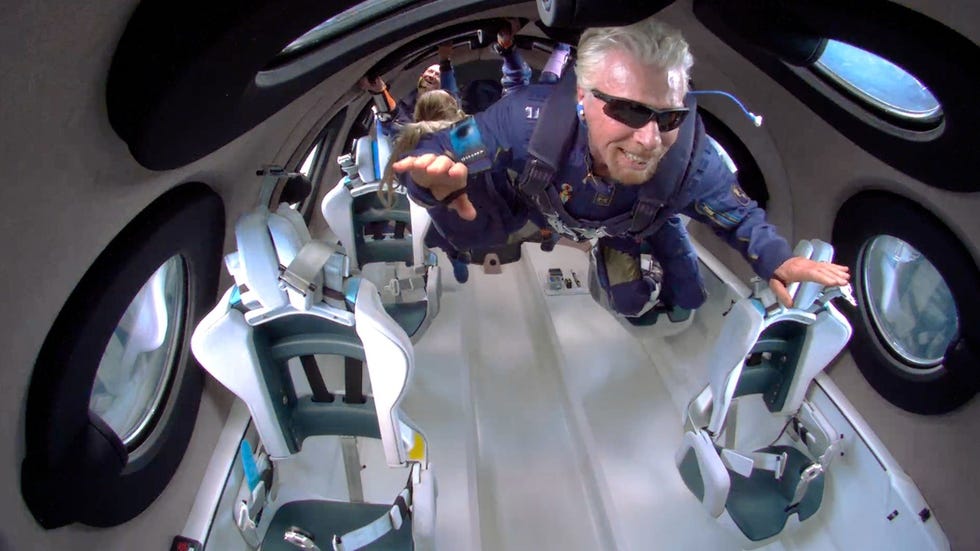 https://i.natgeofe.com/n/50f592ff-958a-4895-86cb-14ff95d06589/STOCK_RB%20Space.jpg Op 11 juli vlogen miljardair Richard Branson twee piloten en drie medepassagiers op ruim tachtig kilometer boven het aardoppervlak In de Verenigde Staten wordt deze hoogte als de grens met de ruimte gezien Ze bevonden zich in een ruimtevaartuig van Bransons bedrijf Virgin Galactic Het bedrijf is een van de vele bedrijven die proberen een paar minuten gewichtloosheid te bieden aan rijke passagiers en wetenschappers