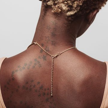 Skin, Brown, Neck, Shoulder, Necklace, Joint, Chain, Jewellery, Metal, Fashion accessory, 