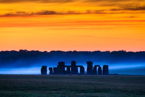 STONEHENGEStonehenge is de meest geavanceerde prehistorische steencirkel ter wereld Voor dit nauwkeurig aangelegde megalithische meesterwerk werden twee soorten stenen gebruikt waarvan de grootste een gewicht van ruim veertig ton hebben en over een afstand van 240 kilometer naar deze plek zijn vervoerd Bezoekers wordt aangeraden van tevoren tickets voor bepaalde bezoektijden te kopen