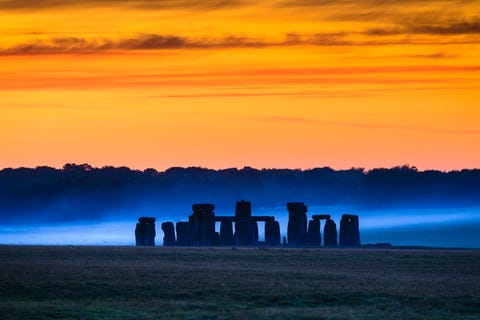 Stonehenge Gezien zijn nauwkeurige concentrische grondplan en het gebruik van twee verschillende soorten stenen waarvan de grootste meer dan veertig ton wegen is de steencirkel van Stonehengein ZuidEngelandin architectonisch opzicht het meest voortgeschreden megalithische complex ter wereld De stenen werden over een afstand van 240 kilometer aangevoerd om een megalithisch meesterwerk te creren Bezoekers moeten van tevoren reserveringen voor vaste tijden boeken