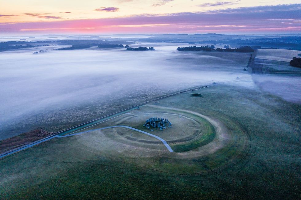 De optrekkende mist onthult de grote trilieten van Stonehenge Van boven bezien zijn de concentrische ringen van vroegere aardwerken goed te onderscheiden