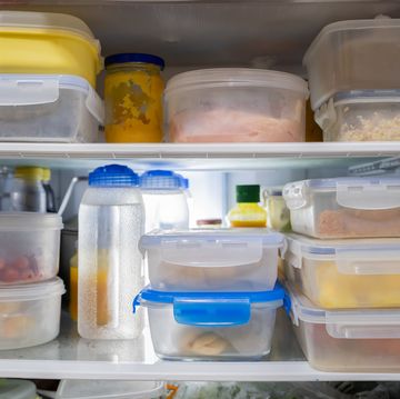 storing food in plastic containers in refrigerator