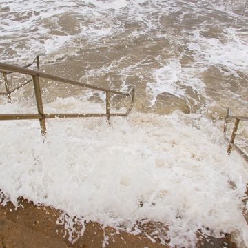 Stijgend water uit de Golf van Mexico overspoelt een trap tijdens orkaan Rita in 2005 Stormvloeden zoals deze zijn grotendeels verantwoordelijk voor het dodental van enkele van de dodelijkste orkanen uit de geschiedenis
