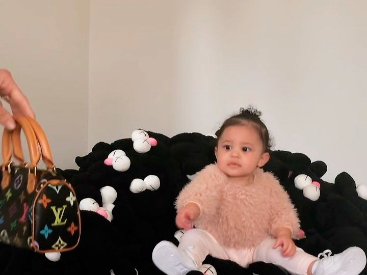 La hija de Khloé Kardashian sorprende con su bolso Louis Vuitton