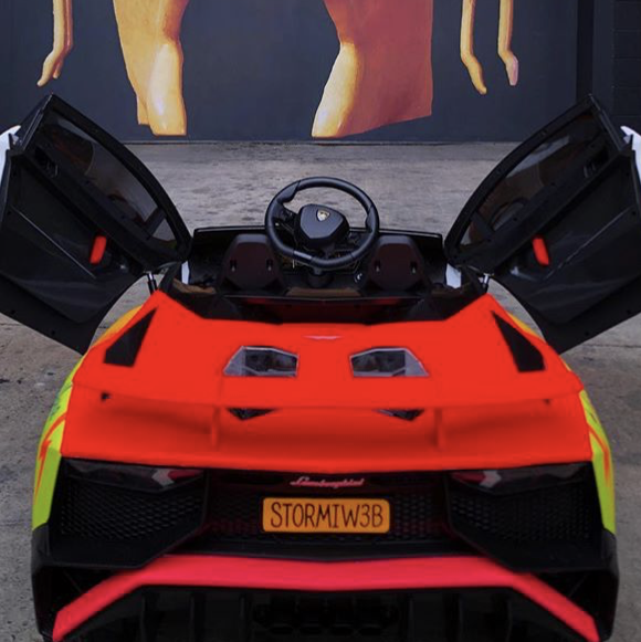 Stormi y su coche Lamborghini con detalles de Louis Vuitton - Foto 1
