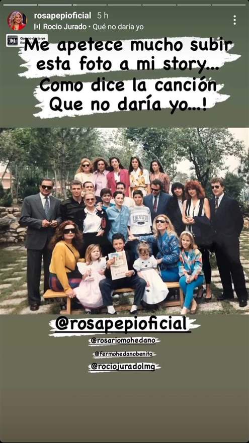 imagen de la cuenta de instagram de rosa benito con toda su familia unida