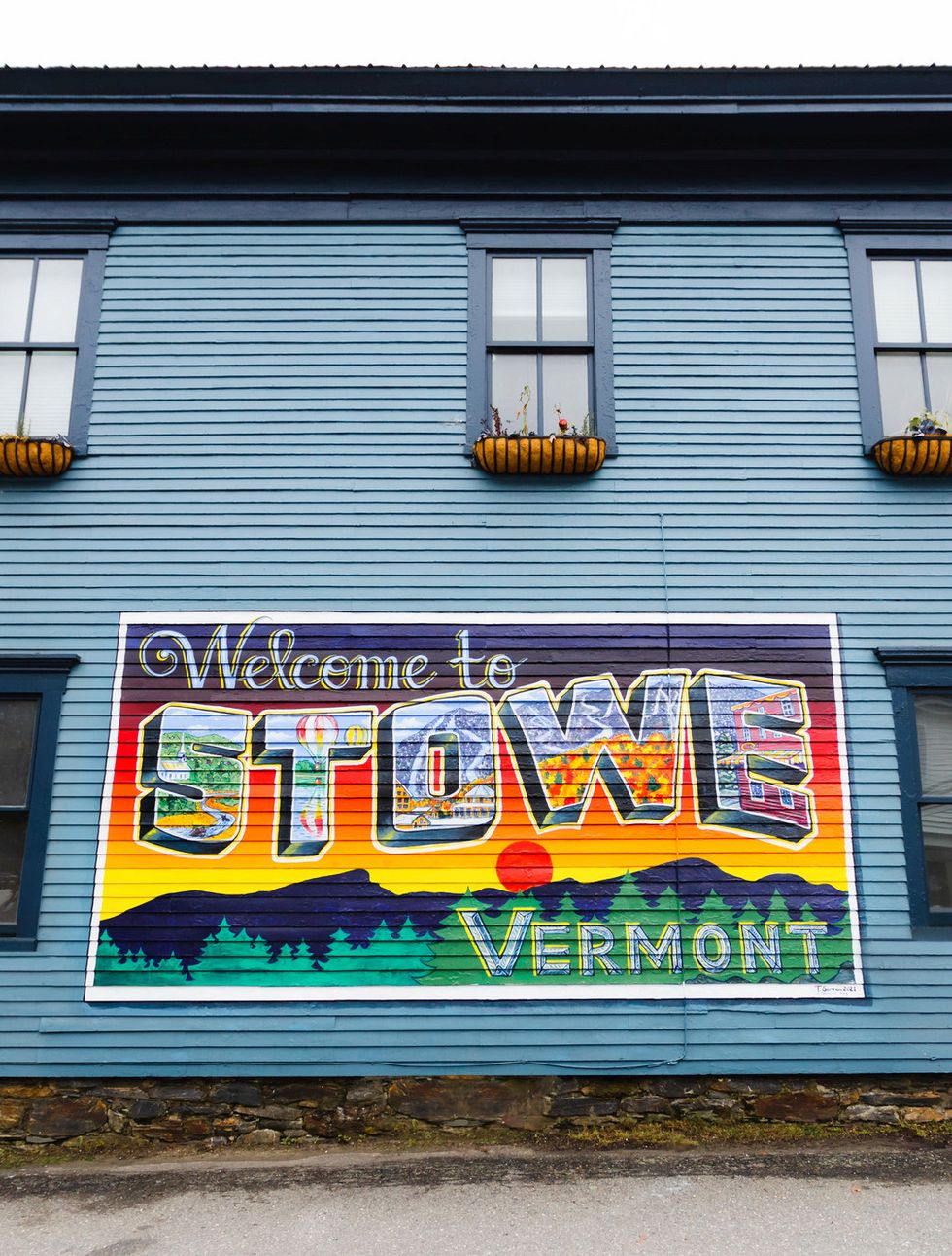 welcome to stowe mural on blue building