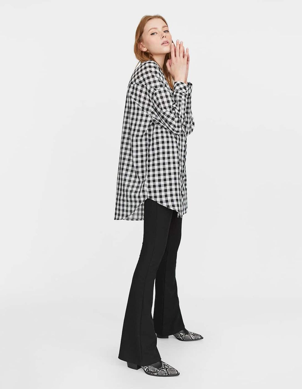 Clothing, White, Pattern, Standing, Plaid, Shoulder, Outerwear, Neck, Sleeve, Design, 