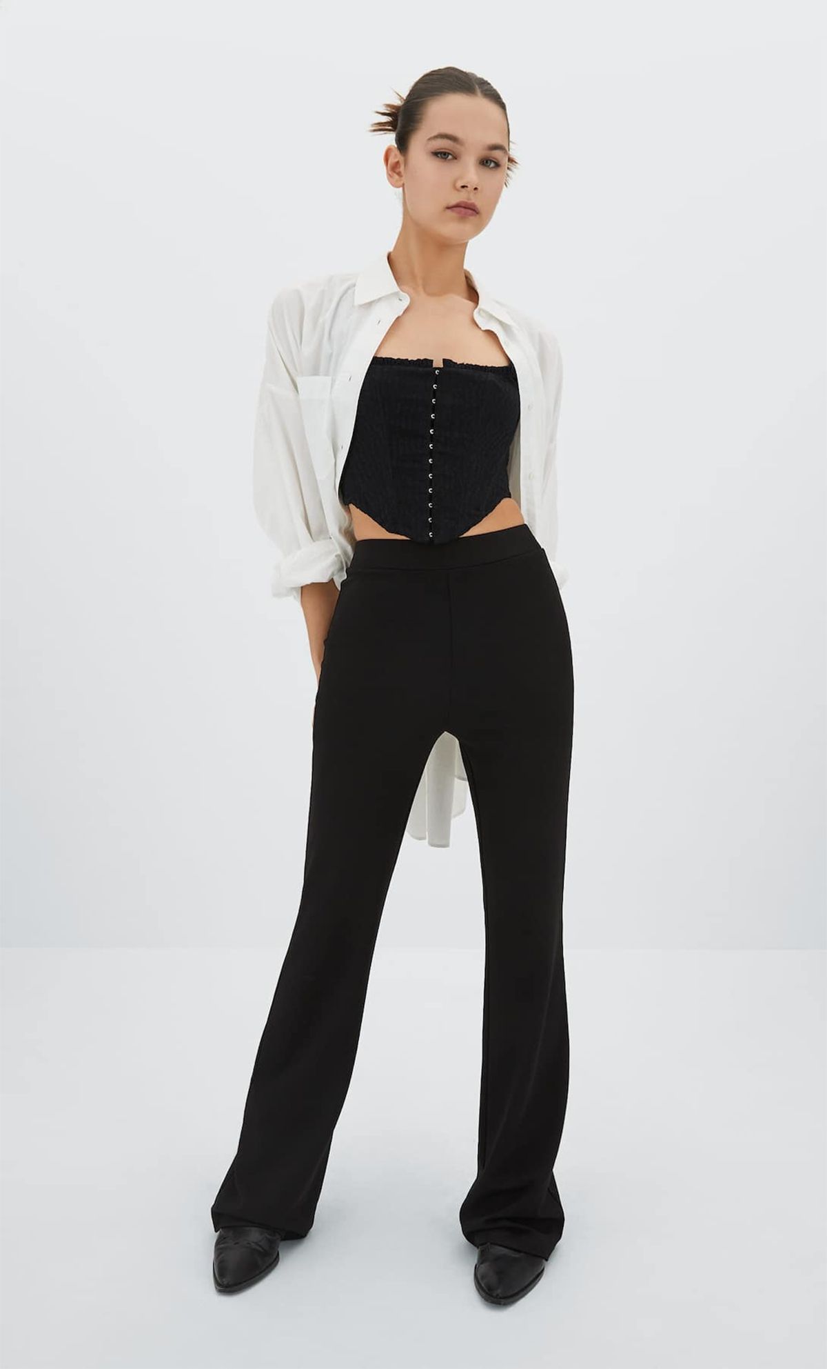 Pantalon flare best sale punto liso stradivarius