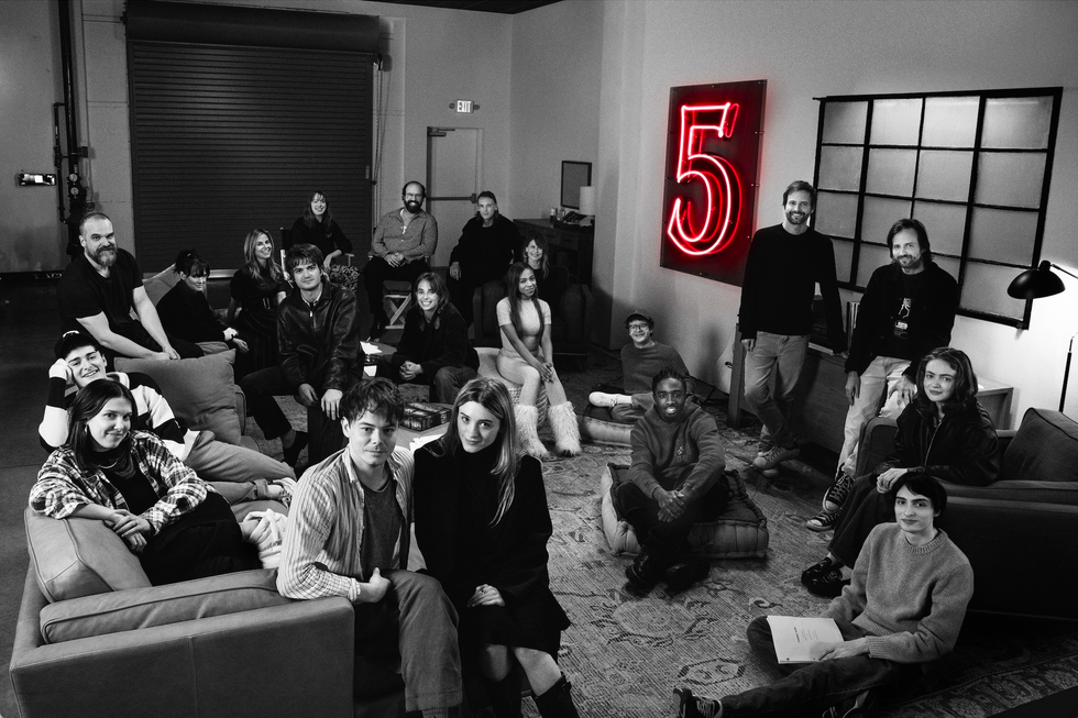 noah schnapp, millie bobby brown, david harbour, winona ryder, cara buono, joe keery, amybeth mcnulty, charlie heaton, brett gelman, maya hawke, natalia dyer, jamie campbell bower, priah ferguson, linda hamilton, gaten matarazzo, caleb mclaughlin, ross duffer, matt duffer, finn wolfhard, and sadie sink of stranger things