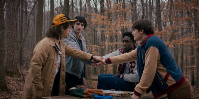gaten matarazzo , finn wolfhard, caleb mclaughlin y noah schnapp en la temporada 5 de stranger things