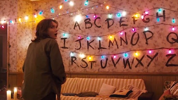 https://hips.hearstapps.com/hmg-prod/images/strangerthings-alphabet-wall-1568829179.png?crop=0.8902585173771616xw:1xh;center,top&resize=1200:*