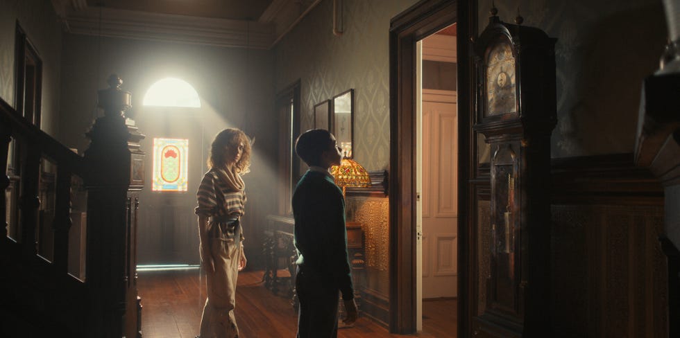 reloj de pie en strangers things 4, una decoración vintage que recrea los años 80